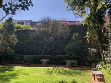 Parte baja,estilo Arq.Artigas con gran jardín arbolado.