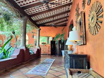 VENDE HERMOSA QUINTA  EN CUERNAVACA, REMODELADA, TIPO COLONIAL