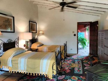 VENDE HERMOSA QUINTA  EN CUERNAVACA, REMODELADA, TIPO COLONIAL