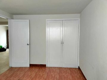 VENDE DEPARTAMENTO EN MERCED GOMEZ 2 RECAMARAS 1 B.  ENTRE PERI Y REVOLUCION