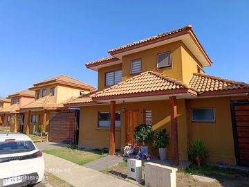 Vendo amplia y acogedora casa en Condominio de La Cruz