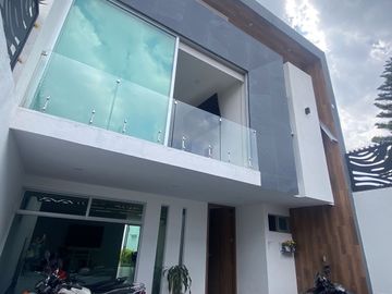CASA SEMINUEVA EN VENTA ZONA RECTA CHOLULA, A SOLO MINUTOS DE UDLAP