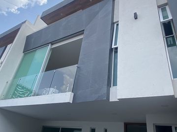 CASA SEMINUEVA EN VENTA ZONA RECTA CHOLULA, A SOLO MINUTOS DE UDLAP