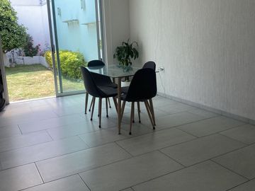 CASA SEMINUEVA EN VENTA ZONA RECTA CHOLULA, A SOLO MINUTOS DE UDLAP