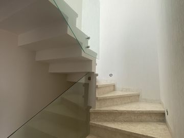 CASA SEMINUEVA EN VENTA ZONA RECTA CHOLULA, A SOLO MINUTOS DE UDLAP