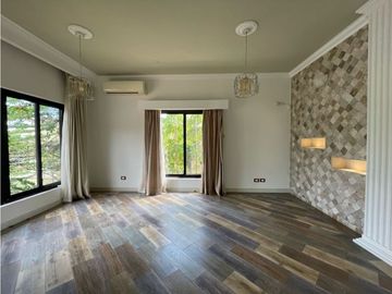 Venta de casa en Clayton, Ph Embassy club