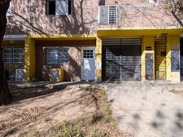 CASA DE 2 DORMITORIOS EN PB CON COCHERA