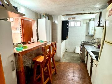 CASA PH PASILLO EN VENTA 2 AMBIENTES CON PATIO