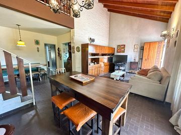 CASA VENTA 4 AMBIENTES CASTELAR LOTE PROPIO