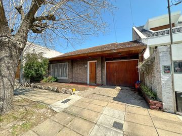 CASA VENTA 4 AMBIENTES CASTELAR LOTE PROPIO