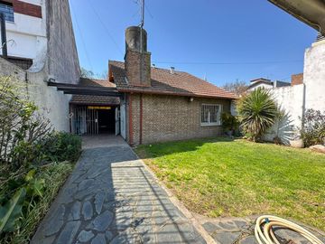 CASA VENTA 4 AMBIENTES CASTELAR LOTE PROPIO