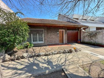 CASA VENTA 4 AMBIENTES CASTELAR LOTE PROPIO