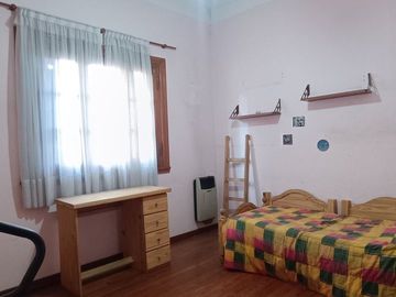 VENTA PH TIPO CASA 5 AMB CASEROS CENTRO PERMUTA