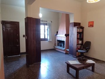 VENTA PH TIPO CASA 5 AMB CASEROS CENTRO PERMUTA