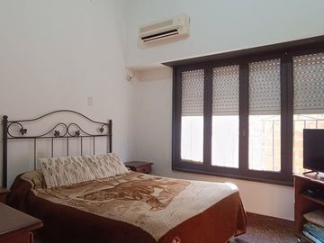 VENTA PH TIPO CASA 5 AMB CASEROS CENTRO PERMUTA
