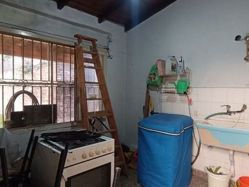 VENTA PH TIPO CASA 5 AMB CASEROS CENTRO PERMUTA