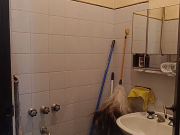 VENTA PH TIPO CASA 5 AMB CASEROS CENTRO PERMUTA