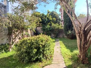 VENTA PH TIPO CASA 5 AMB CASEROS CENTRO PERMUTA