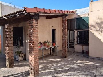 VENTA PH TIPO CASA 5 AMB CASEROS CENTRO PERMUTA