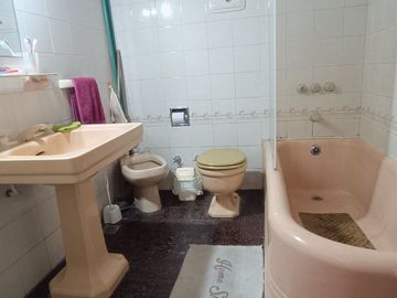 VENTA PH TIPO CASA 5 AMB CASEROS CENTRO PERMUTA