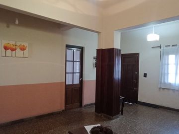 VENTA PH TIPO CASA 5 AMB CASEROS CENTRO PERMUTA