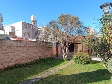 VENTA PH TIPO CASA 5 AMB CASEROS CENTRO PERMUTA