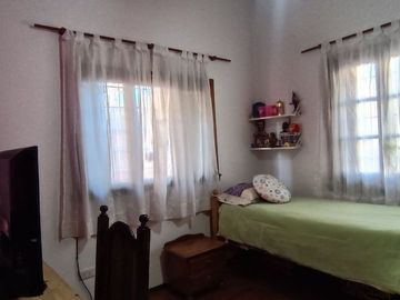 VENTA PH TIPO CASA 5 AMB CASEROS CENTRO PERMUTA