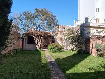 VENTA PH TIPO CASA 5 AMB CASEROS CENTRO PERMUTA