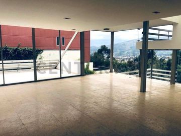 VENTA Casa Moderna y Aterrazada en Altos del Valle