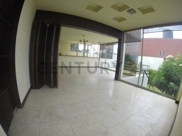 VENTA Casa Moderna y Aterrazada en Altos del Valle