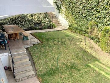 VENTA Casa Moderna y Aterrazada en Altos del Valle