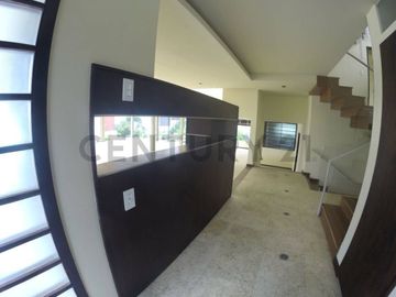 VENTA Casa Moderna y Aterrazada en Altos del Valle