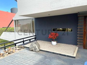 VENTA Casa Moderna y Aterrazada en Altos del Valle