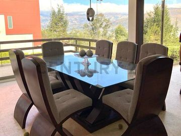 VENTA Casa Moderna y Aterrazada en Altos del Valle