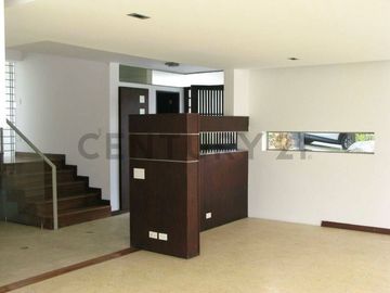 VENTA Casa Moderna y Aterrazada en Altos del Valle