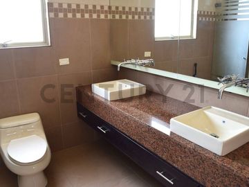 VENTA Casa Moderna y Aterrazada en Altos del Valle