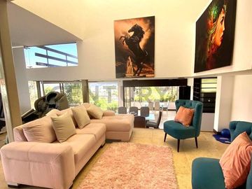 VENTA Casa Moderna y Aterrazada en Altos del Valle