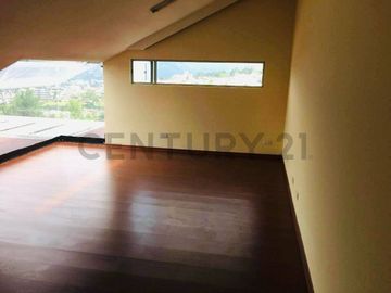 VENTA Casa Moderna y Aterrazada en Altos del Valle