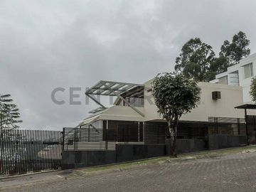 VENTA Casa Moderna y Aterrazada en Altos del Valle
