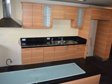 VENTA Casa Moderna y Aterrazada en Altos del Valle