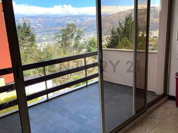 VENTA Casa Moderna y Aterrazada en Altos del Valle