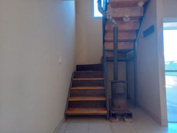 VENTA DUPLEX 3 DORM + TALLER/DEPOSITO B LA DOLFINA