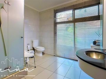 Casa en Venta en Casa ubicada en calle Joaquin Cerda, entre Luis Pasteur y Av Manquehue Norte