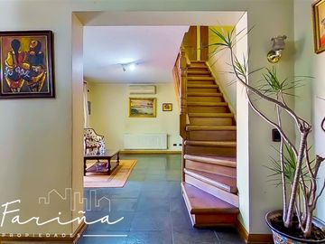 Casa en Venta en Casa ubicada en calle Joaquin Cerda, entre Luis Pasteur y Av Manquehue Norte