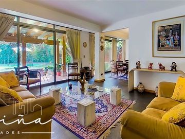 Casa en Venta en Casa ubicada en calle Joaquin Cerda, entre Luis Pasteur y Av Manquehue Norte