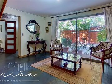 Casa en Venta en Casa ubicada en calle Joaquin Cerda, entre Luis Pasteur y Av Manquehue Norte