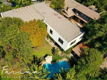 Casa en Venta en Casa ubicada en calle Joaquin Cerda, entre Luis Pasteur y Av Manquehue Norte