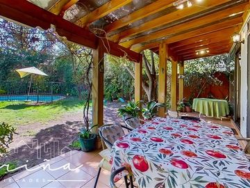 Casa en Venta en Casa ubicada en calle Joaquin Cerda, entre Luis Pasteur y Av Manquehue Norte