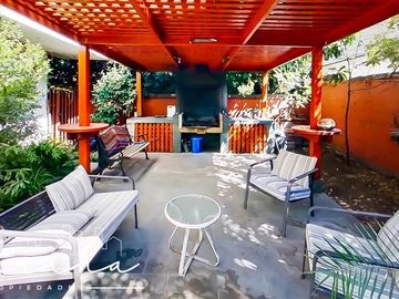 Casa en Venta en Casa ubicada en calle Joaquin Cerda, entre Luis Pasteur y Av Manquehue Norte