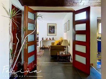 Casa en Venta en Casa ubicada en calle Joaquin Cerda, entre Luis Pasteur y Av Manquehue Norte